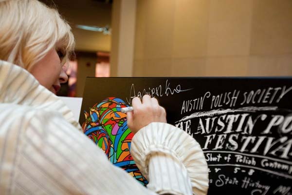 Agnieszka Kotlarska signs the canvas